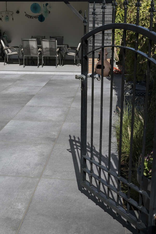 graue 80x80cm Keramikplatten für Terrasse - robuste und stilvolle Option für Ihre Terrasse oder Außenbereich.