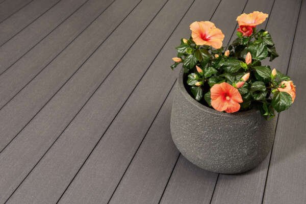WPC Terrasse mit grauen Dielen, Blumen Dekoration